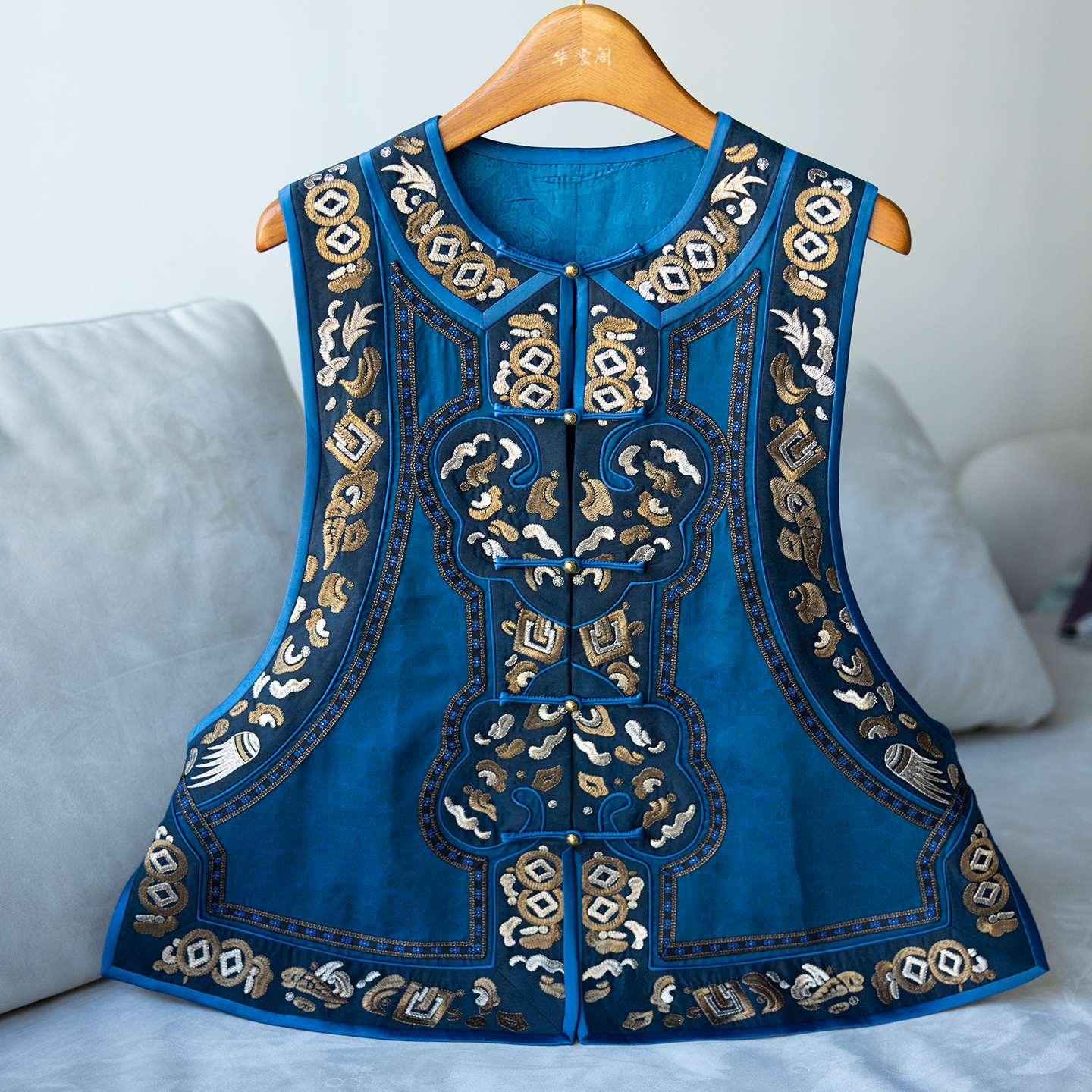 华裳格新中式重工彩金刺绣八方来财香云纱圆领对襟如意马甲HS1911