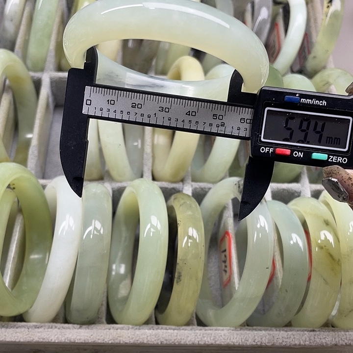 蛇纹石玉未镶嵌手镯188