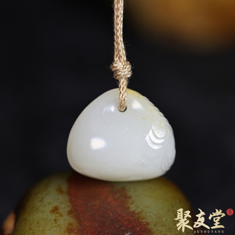 W83聚友堂王伟玉雕9.2克新疆和田玉籽料白玉锁仿古纹饰随型玉吊坠