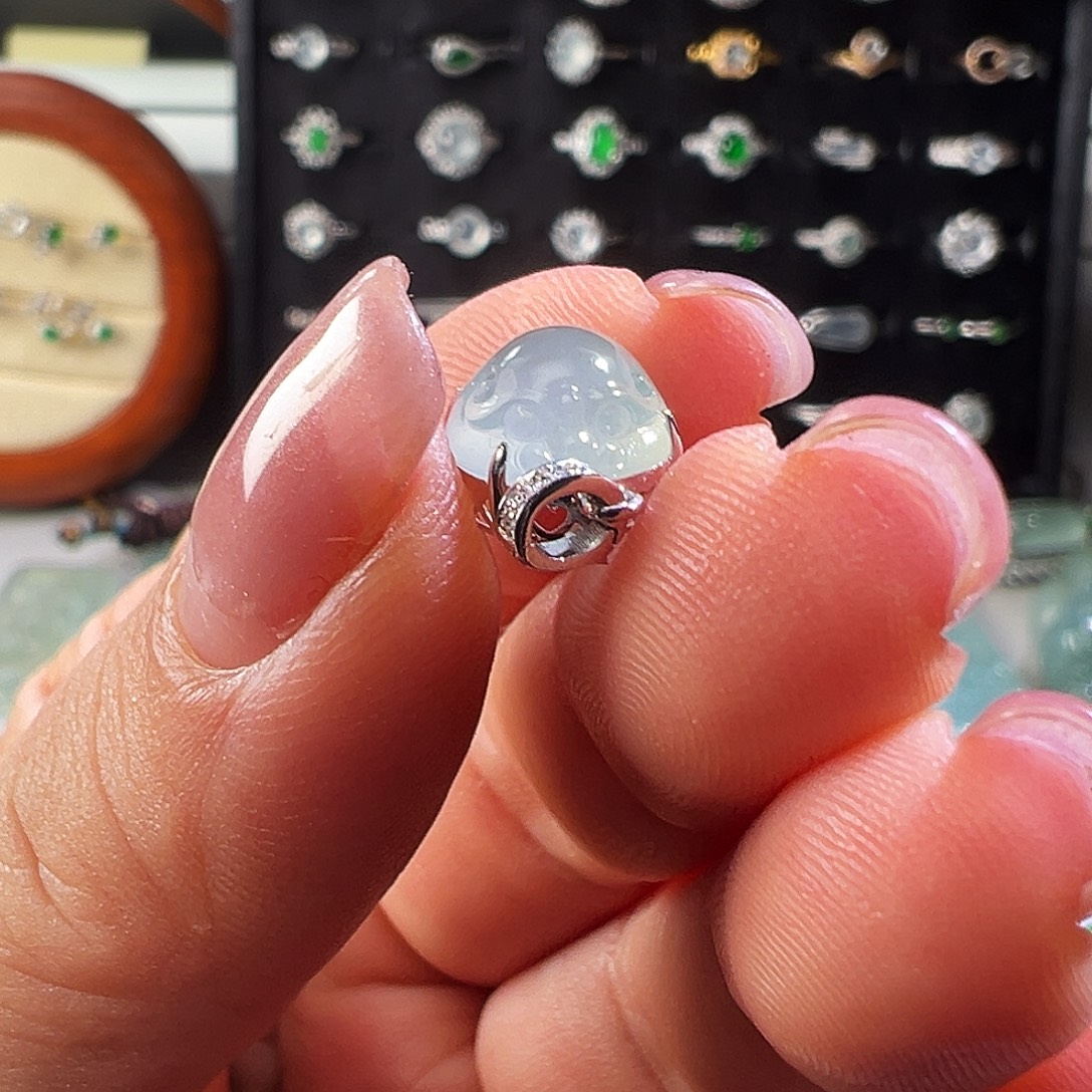 翡翠18K金镶嵌颈饰吊坠