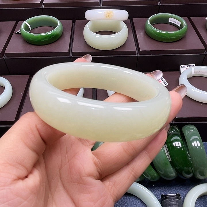 乖***°和田玉未镶嵌手镯62圈口