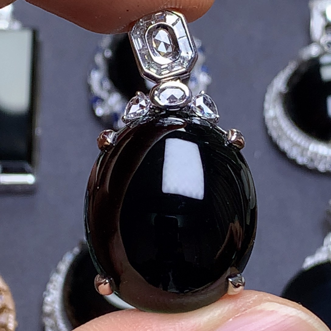 颈饰18K金镶嵌翡翠墨翠蛋面