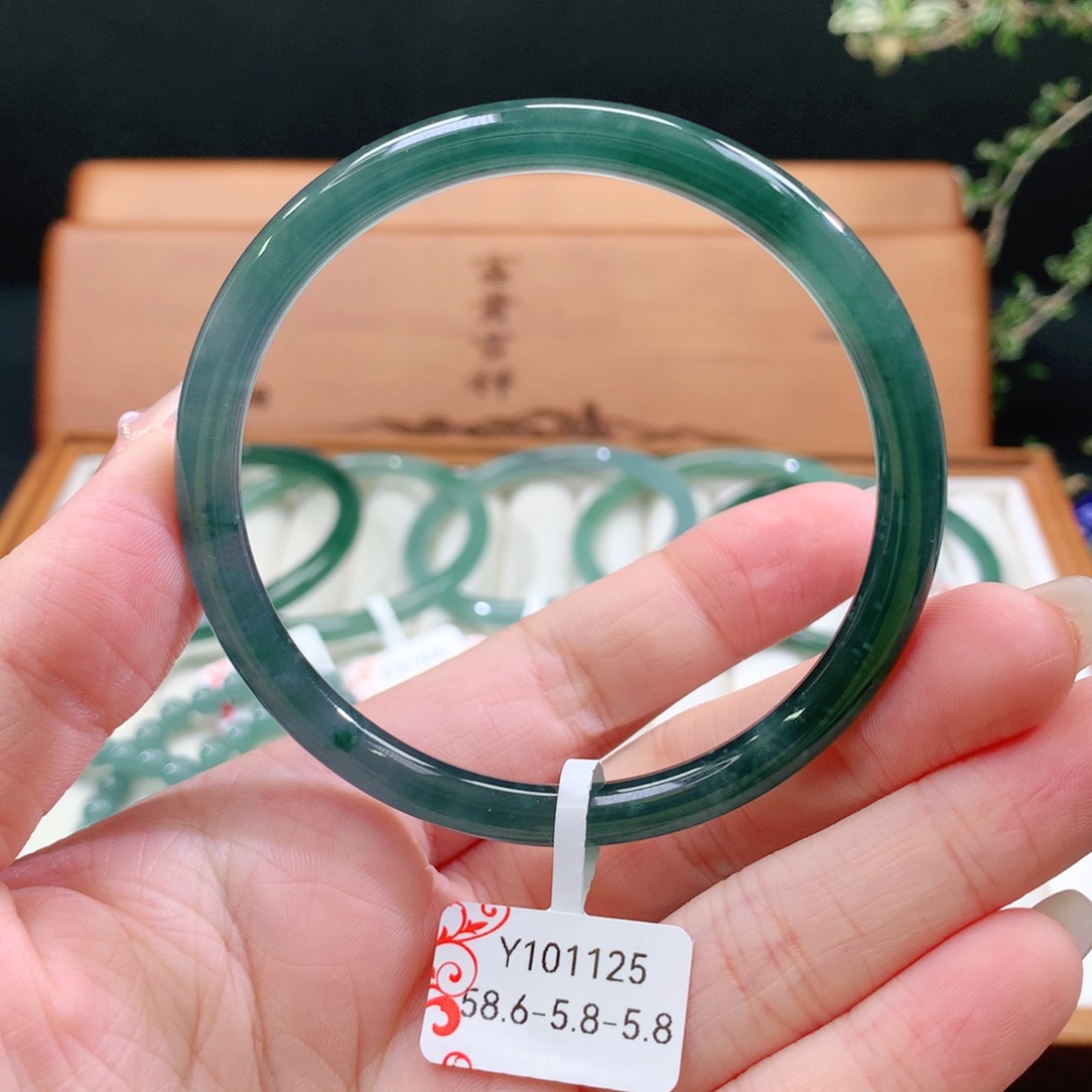 翡翠手镯未镶嵌天然