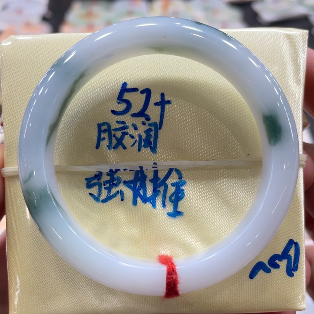 翡翠手镯未镶嵌翡翠手镯