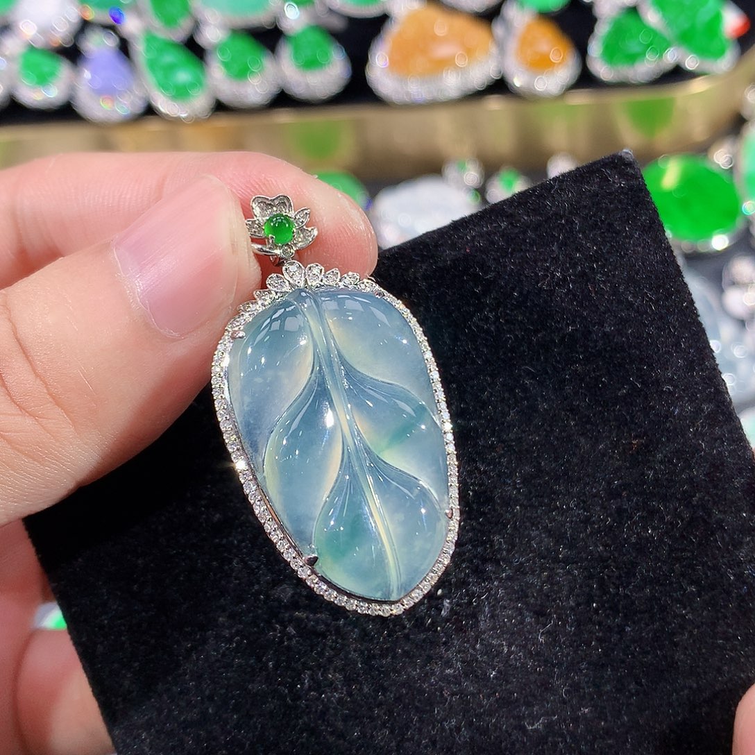 翡翠18K金镶嵌颈饰