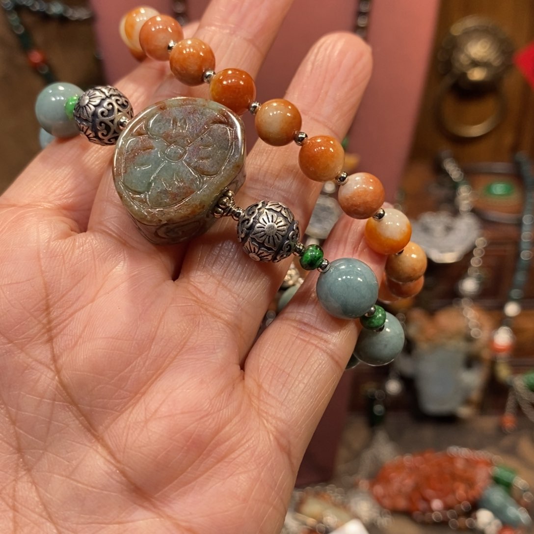 翡翠吊坠(赠链)未镶嵌