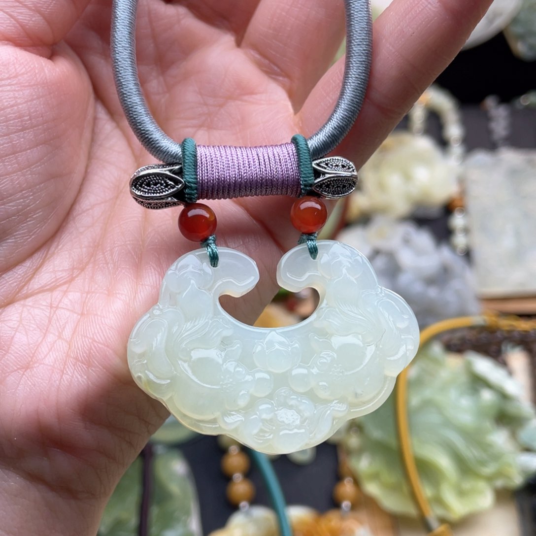 蛇纹石玉颈饰未镶嵌