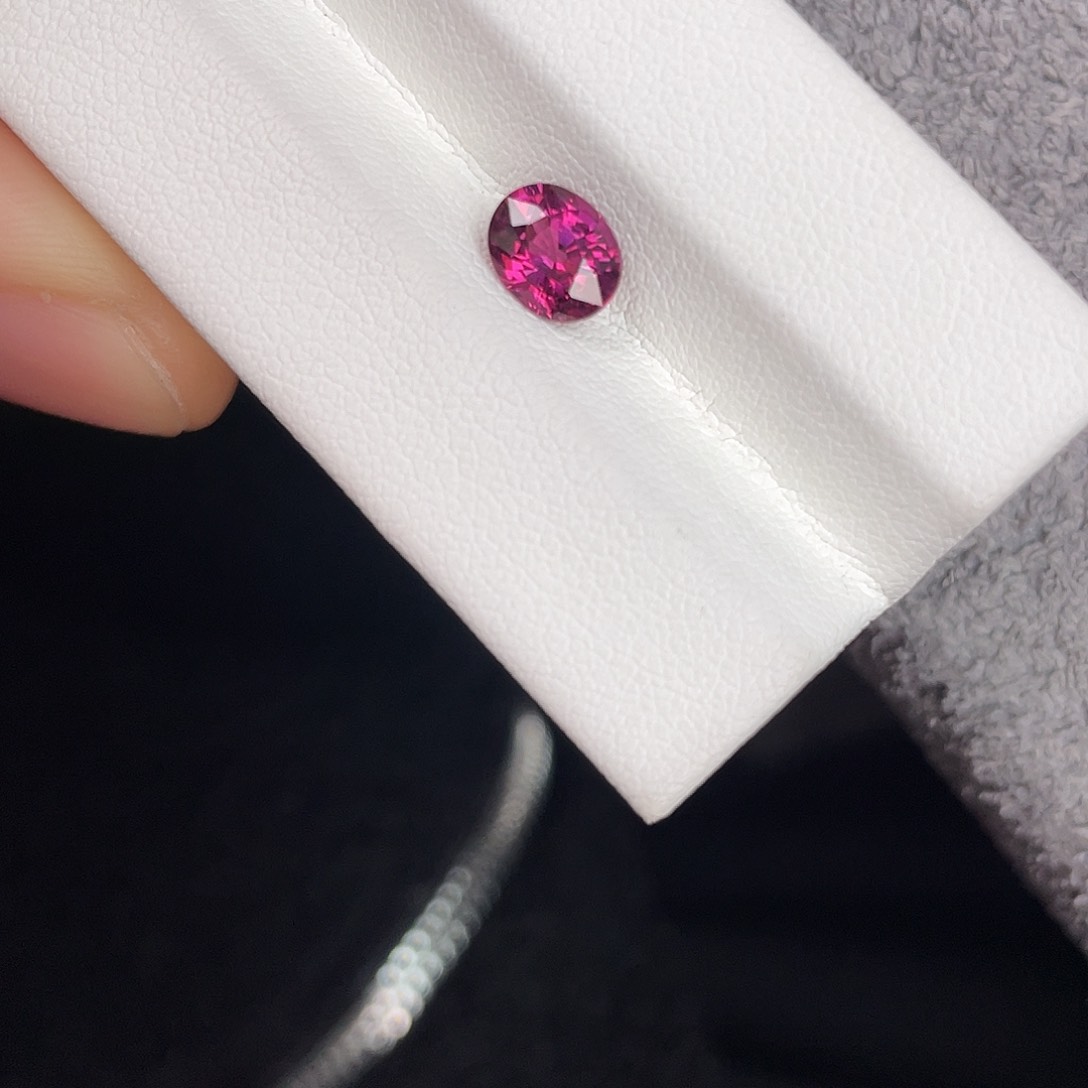 石榴石裸石未镶嵌1.58Ct。  