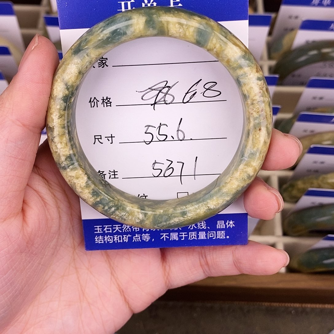 蛇纹石玉手镯未镶嵌