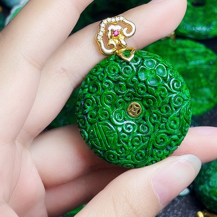 翡翠18K金镶嵌颈饰多样性