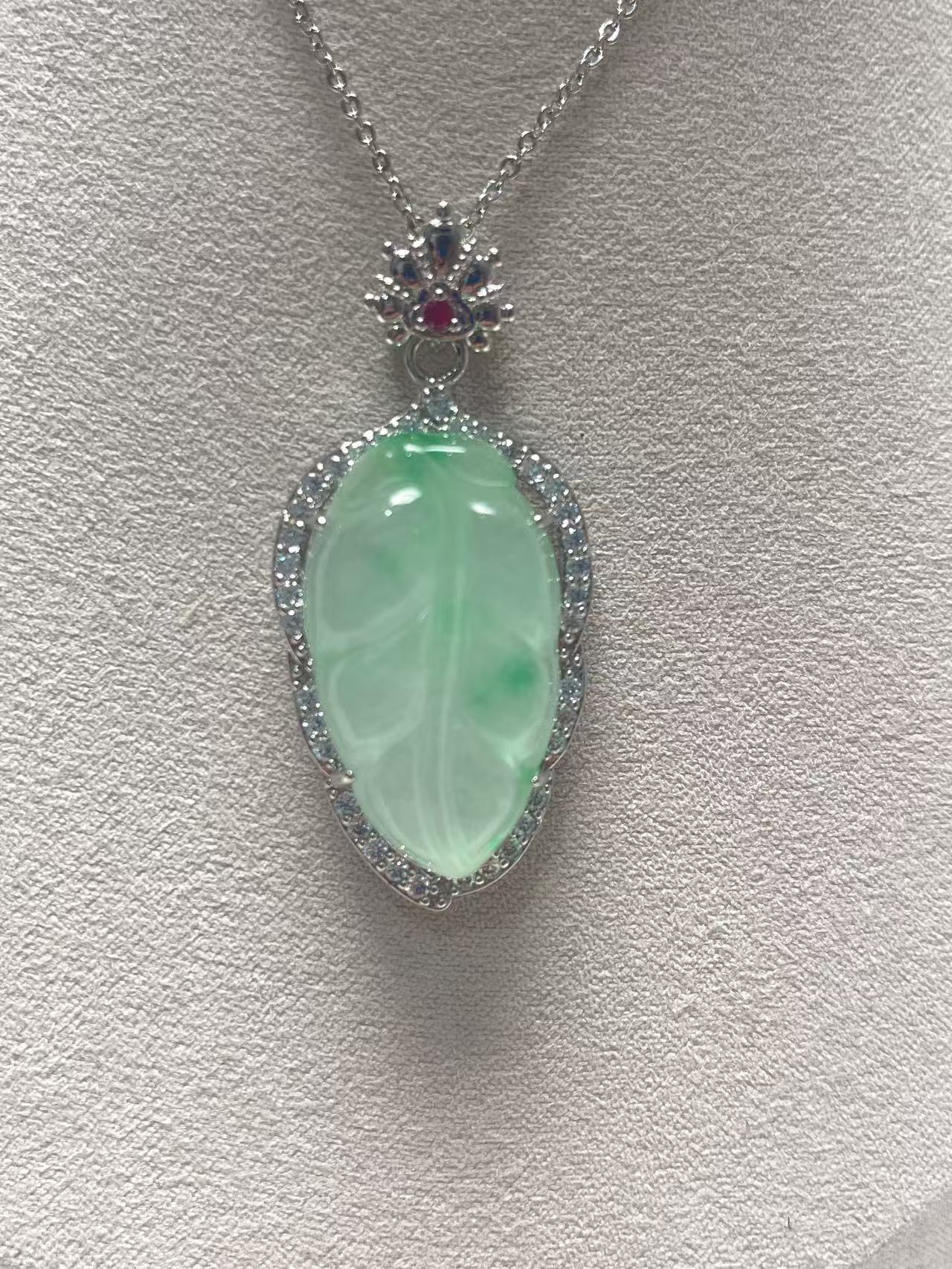 飘绿金枝玉叶吊坠