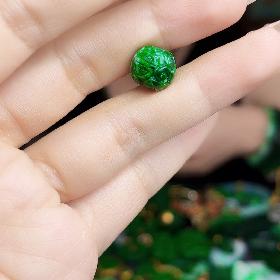 翡翠未镶嵌颈饰多样性