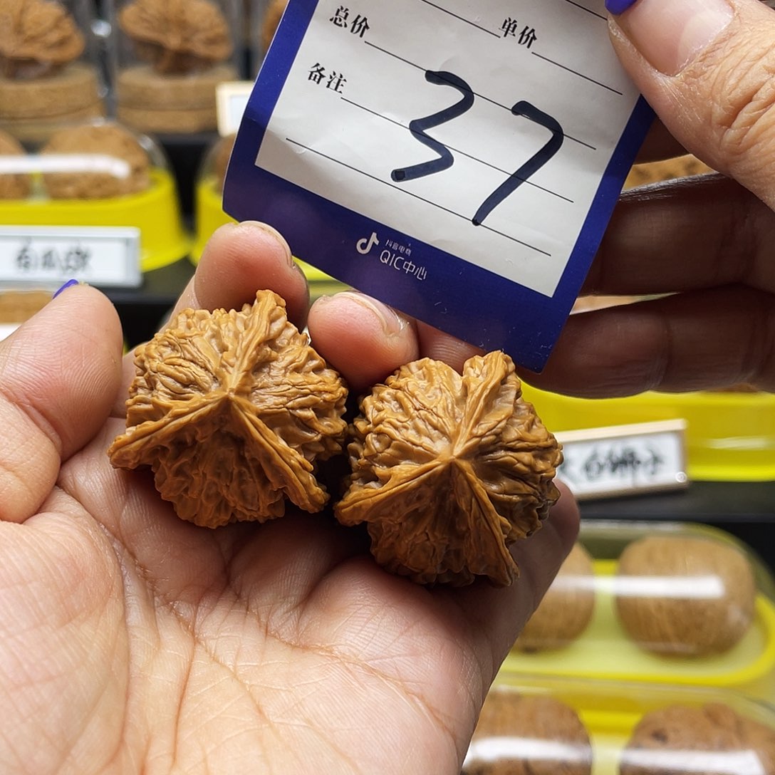 文玩核桃把件三棱全品
