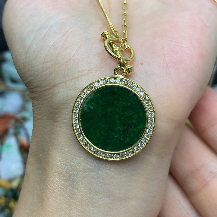 翡翠未镶嵌颈饰贵**祥