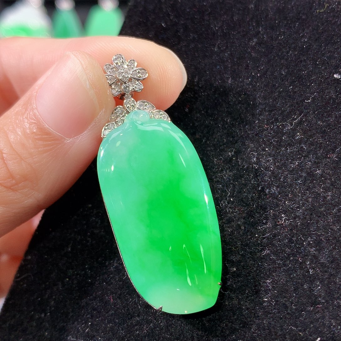 翡翠18K金镶嵌颈饰