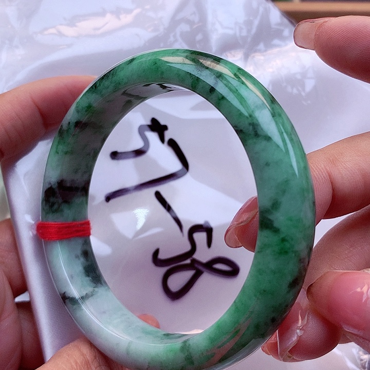 翡翠手镯未镶嵌翡翠