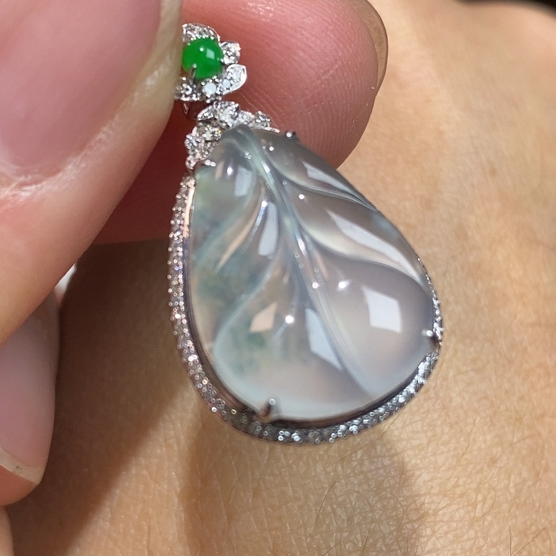 翡翠颈饰18K金镶嵌叶子