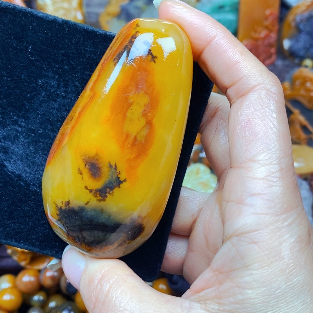 未镶嵌石英质玉（黄龙玉）颈饰