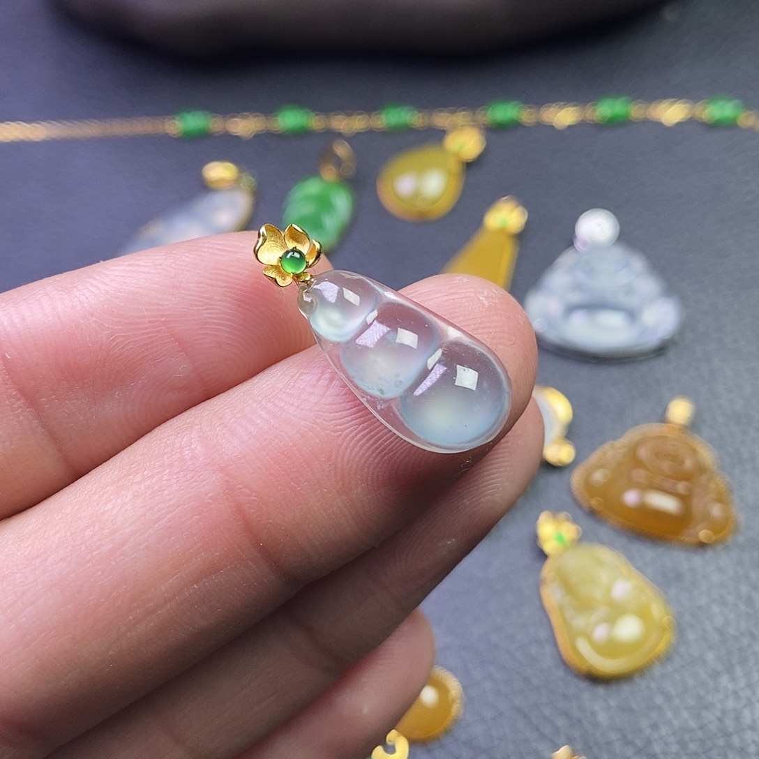 颈饰18K金镶嵌翡翠