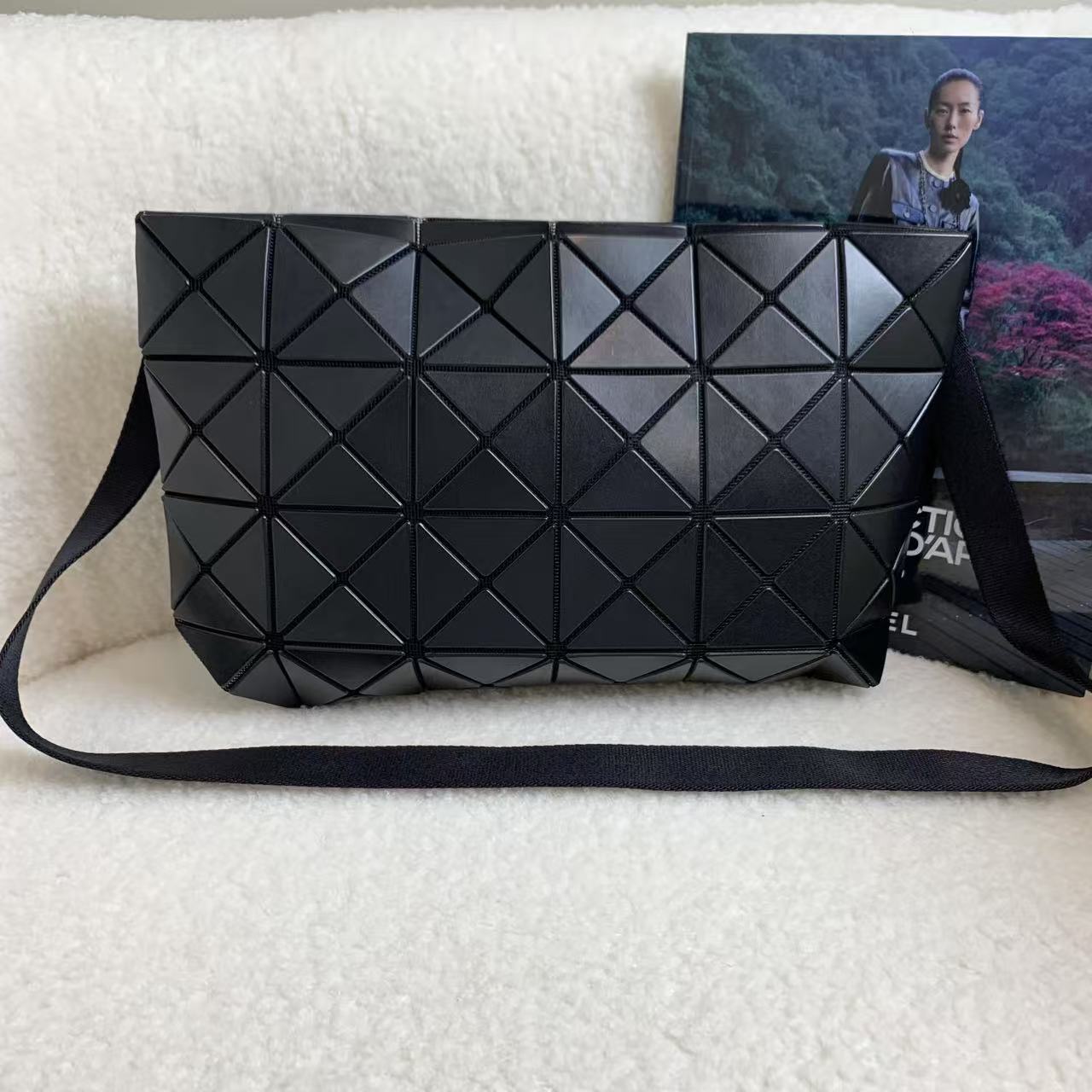 99新 Issey Miyake/三宅一生 壹臻/三宅一生 黑色斜跨包 54977195