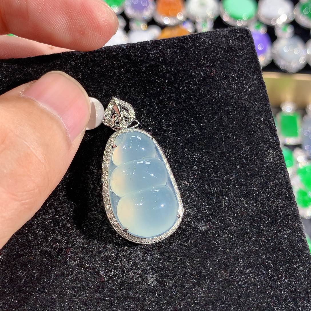 翡翠18K金镶嵌颈饰