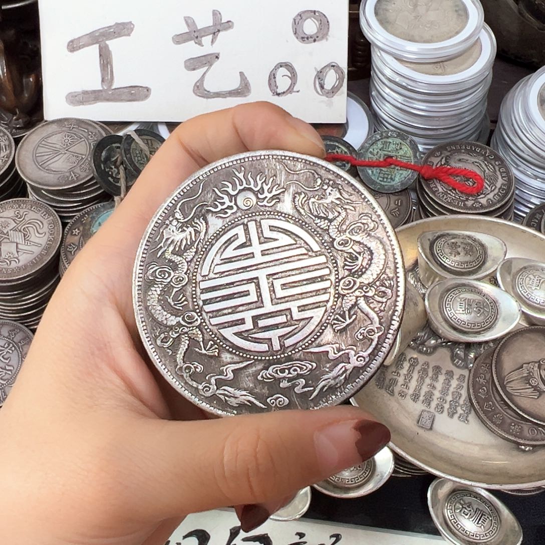 金属银元复古风格摆件