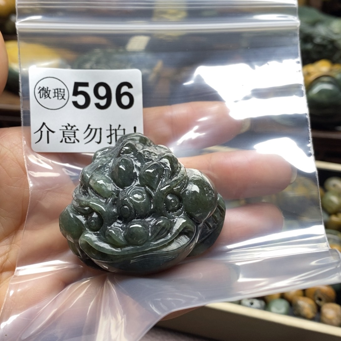 未镶嵌岫岩河磨玉（透闪石质玉）把件