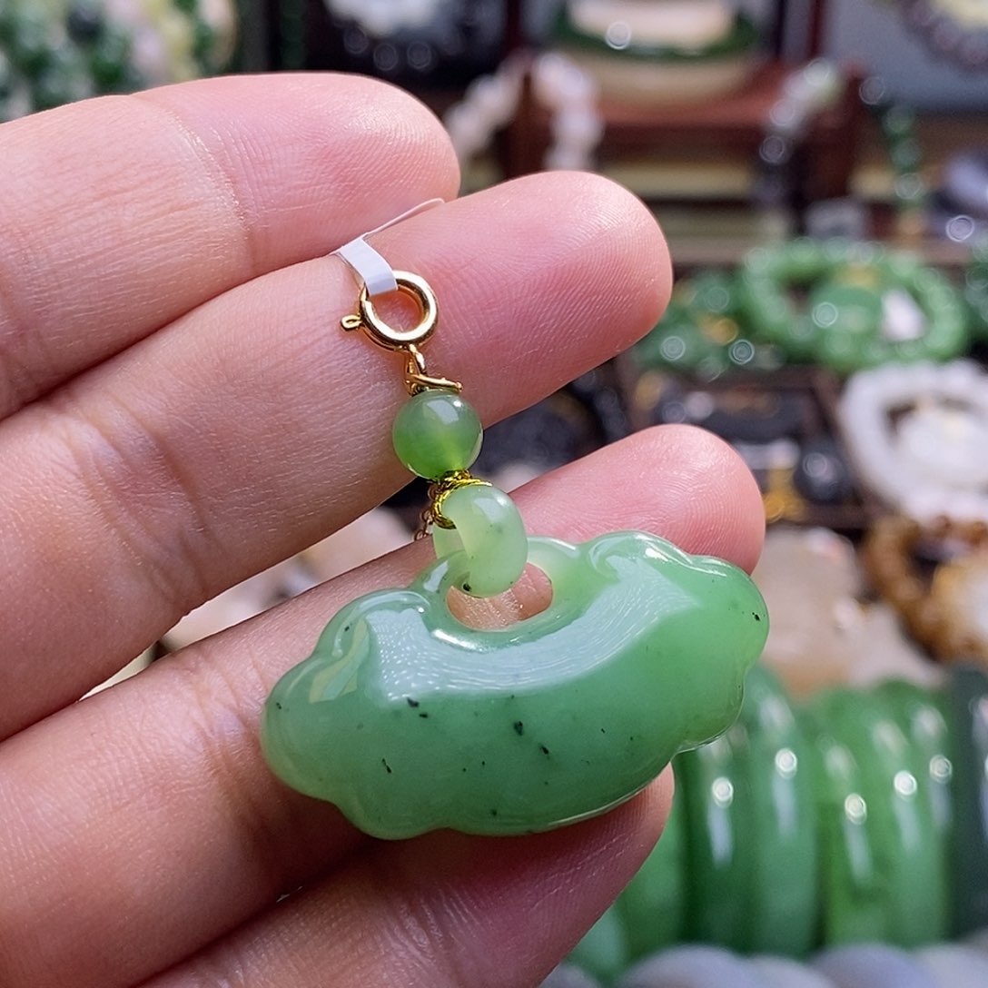 和田玉未镶嵌收藏级碧玉老矿料乌兰海猕猴桃如意吊坠