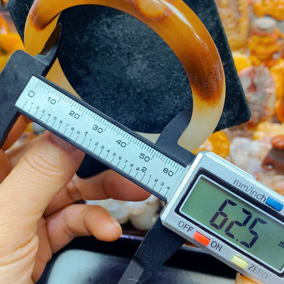 未镶嵌石英质玉（黄龙玉）颈饰