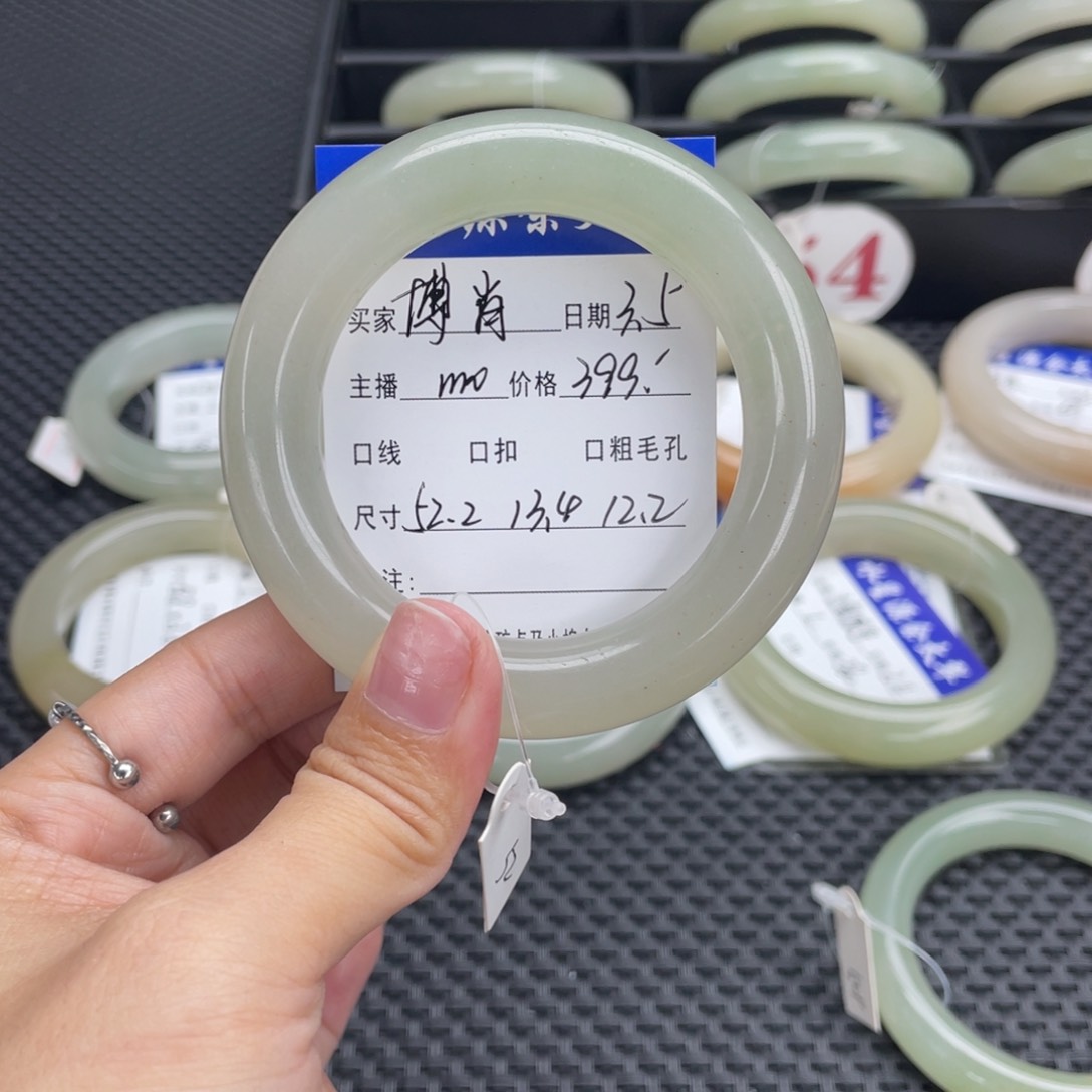 石英质玉手镯未镶嵌博*