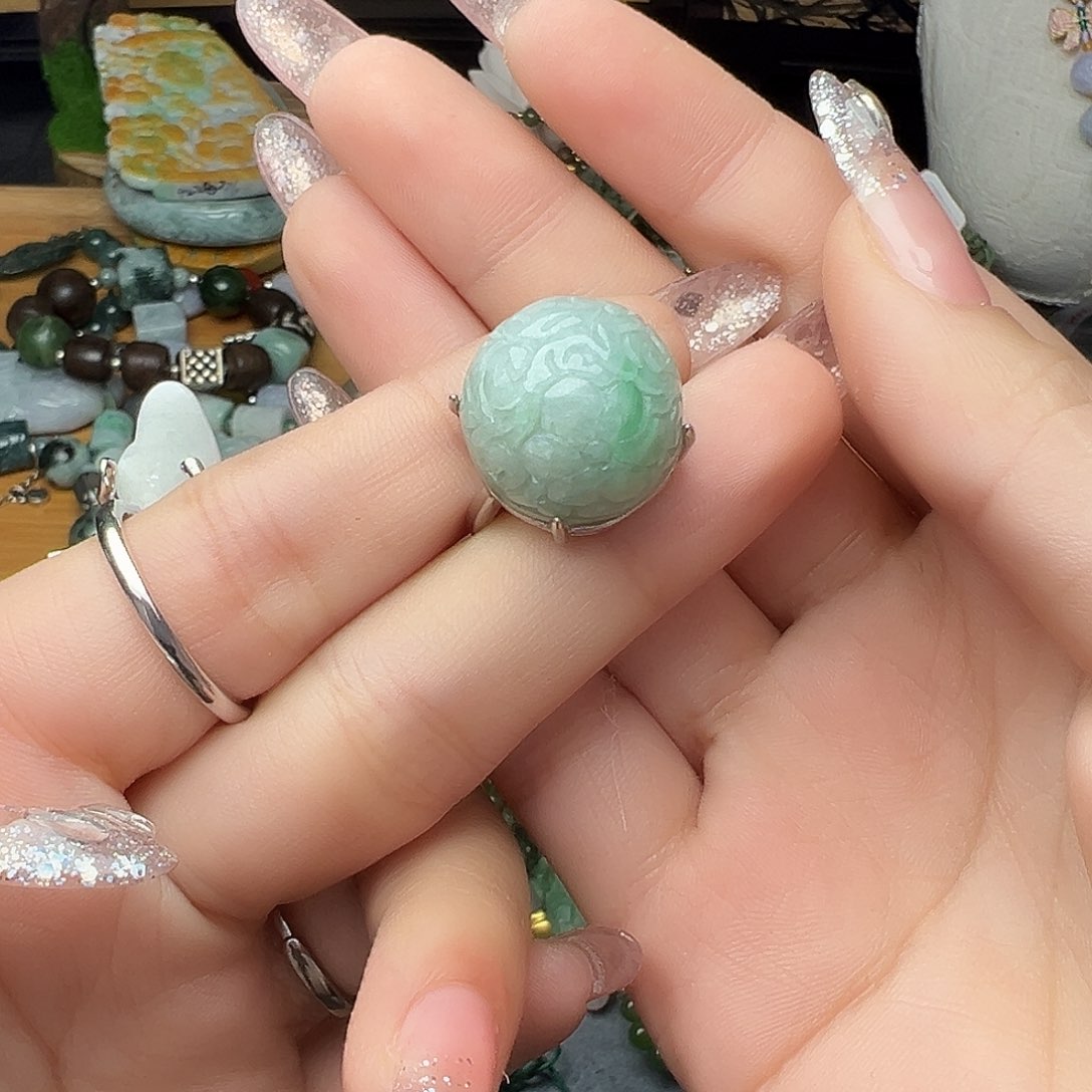 翡翠颈饰未镶嵌?吊坠