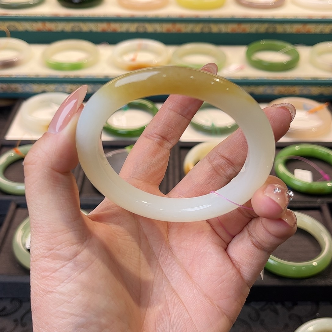 和田玉未镶嵌糖白自****光56圈口