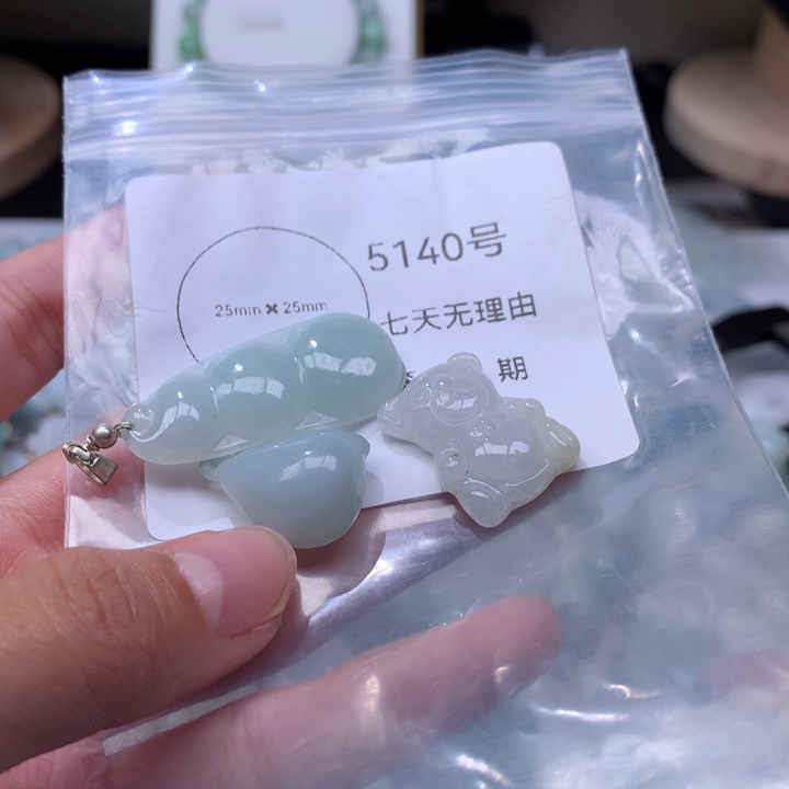 翡翠未镶嵌颈饰挂件