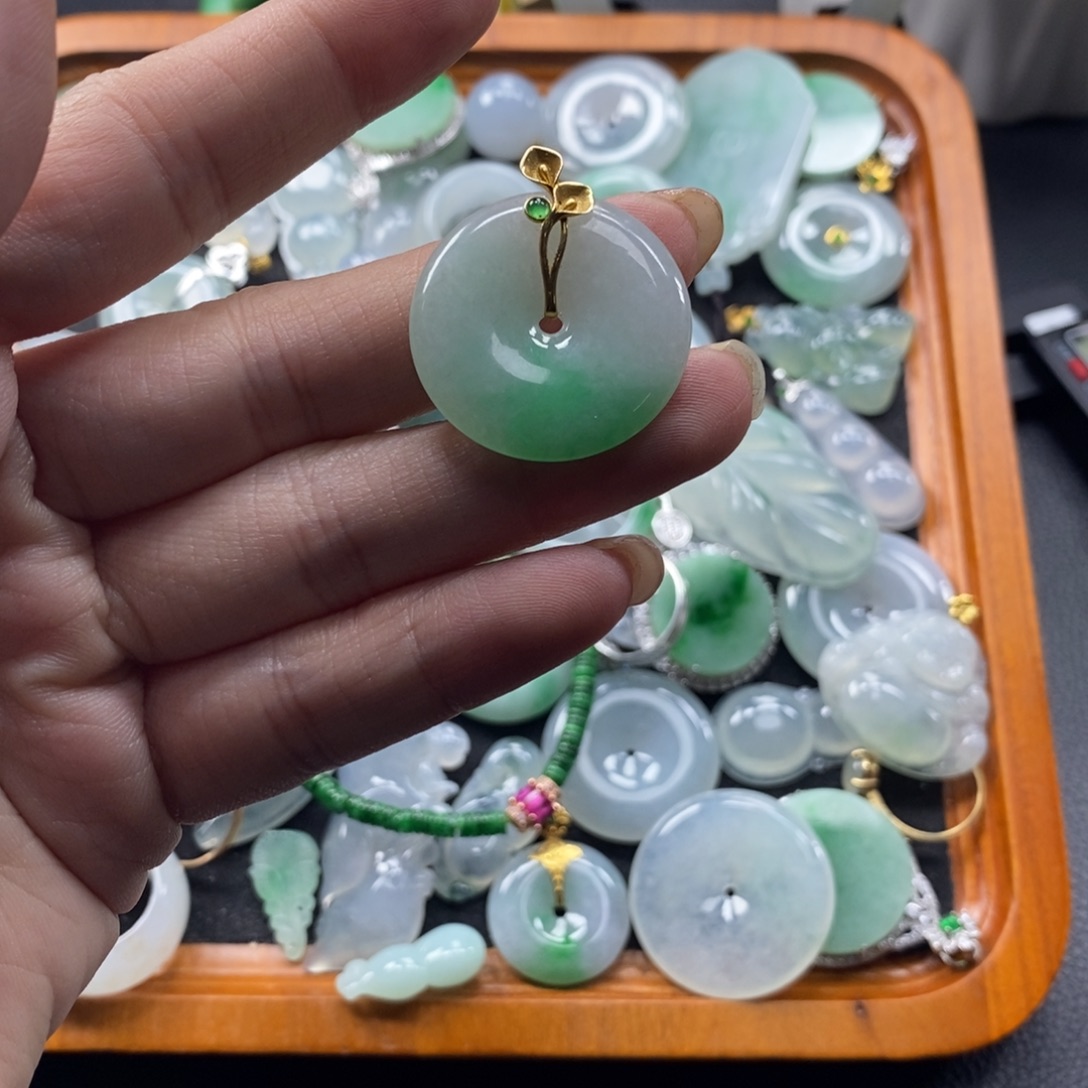 谈***儒翡翠未镶嵌颈饰天然翡翠