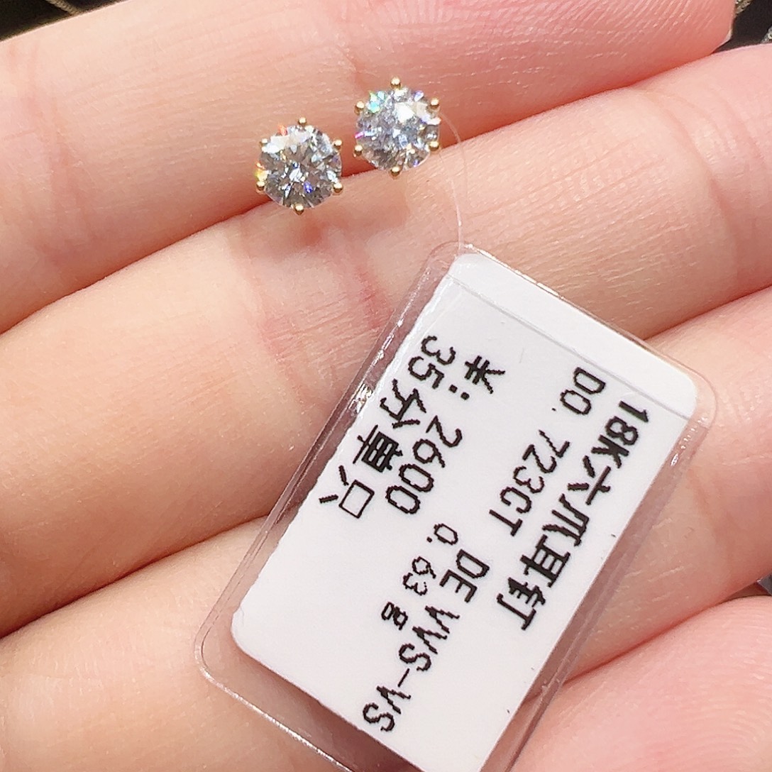 实验室培育钻石套链18K金镶嵌单颗35分，一对六爪耳钉k黄