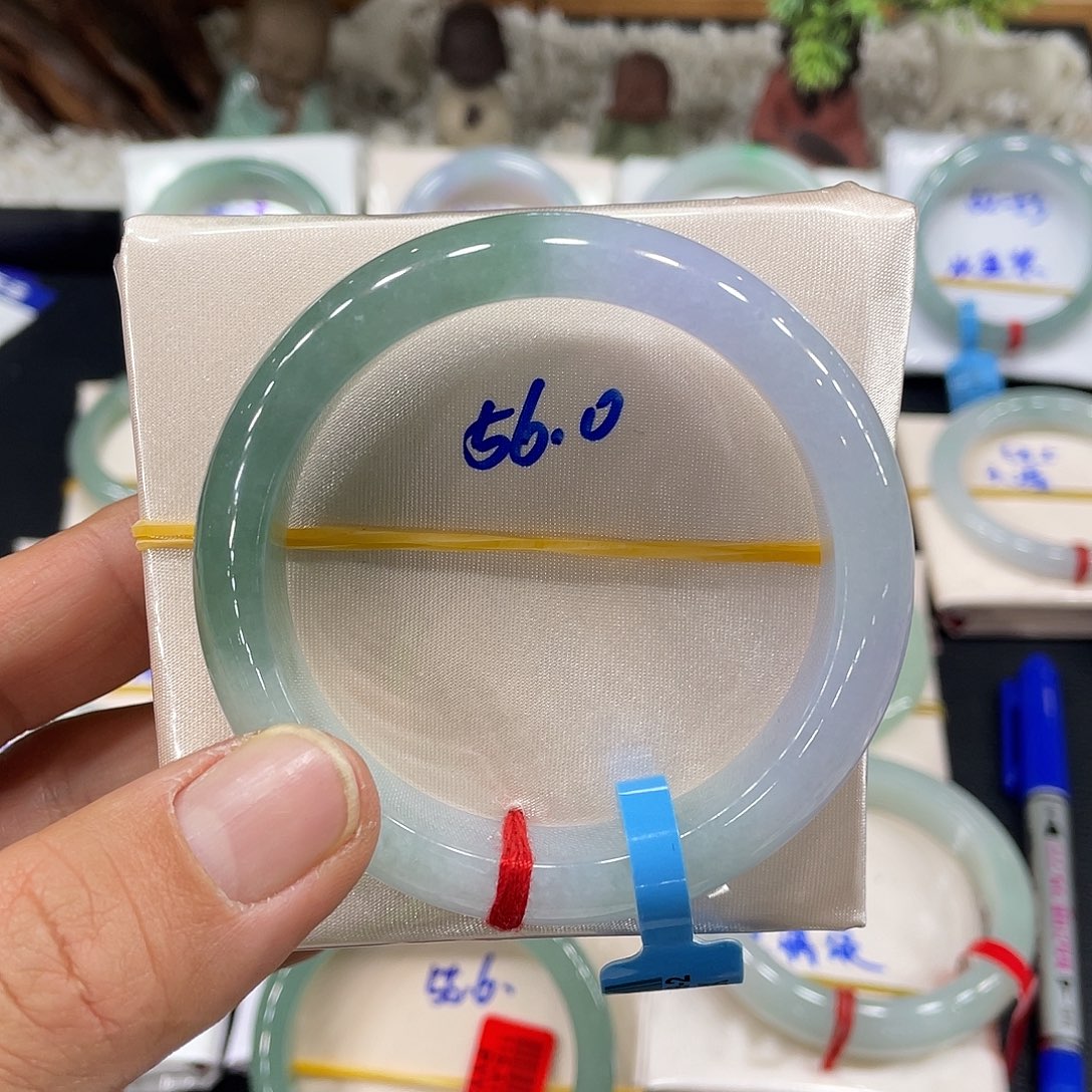 翡翠手镯未镶嵌翡翠