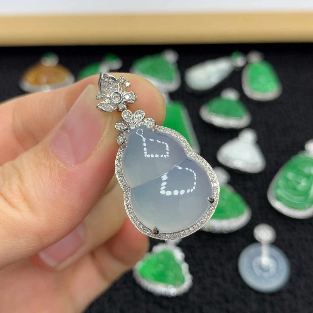 翡翠18K金镶嵌颈饰葫芦