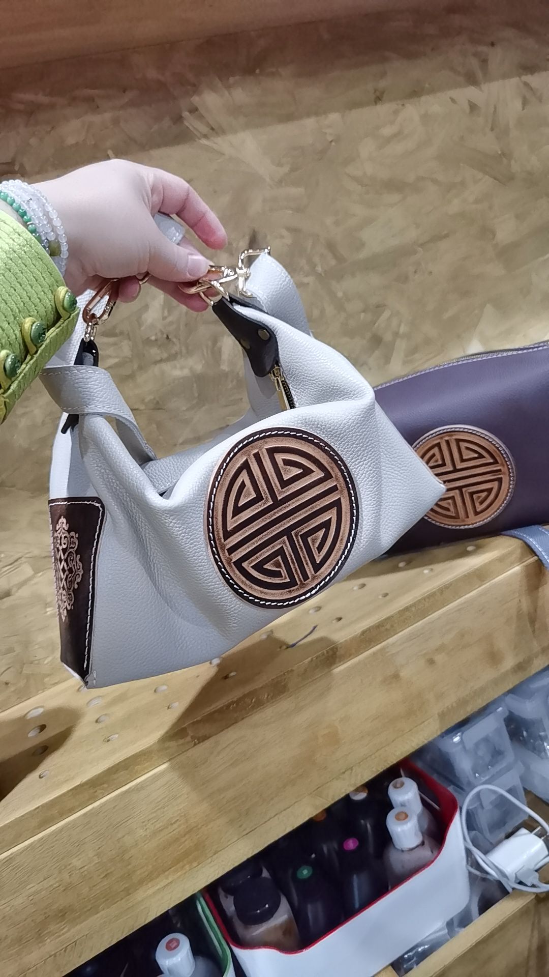 民族风轻奢休闲百搭白色单肩斜挎包真皮斜跨包牛皮肩包女士拼色