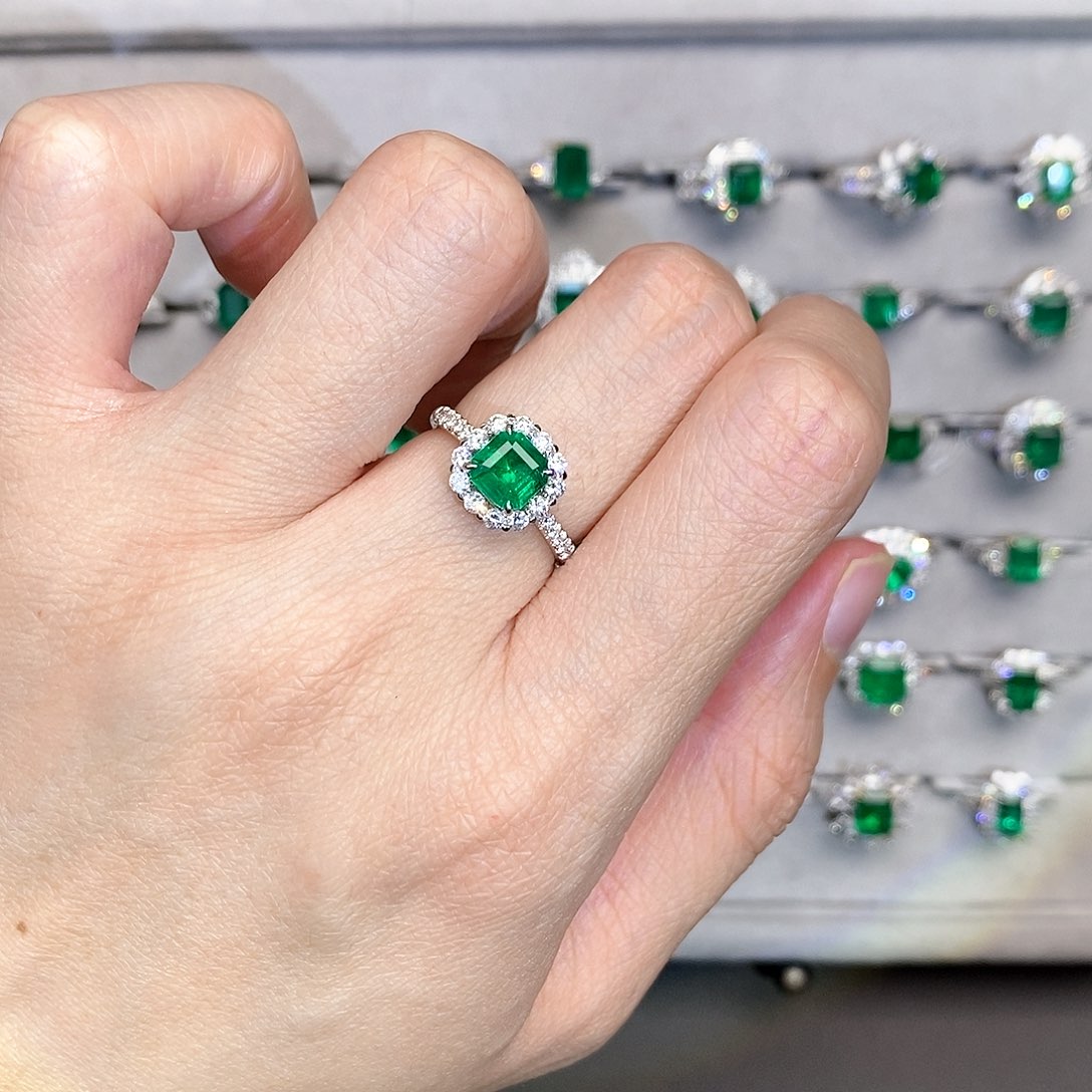 祖母绿戒指18K金镶嵌1.36ct