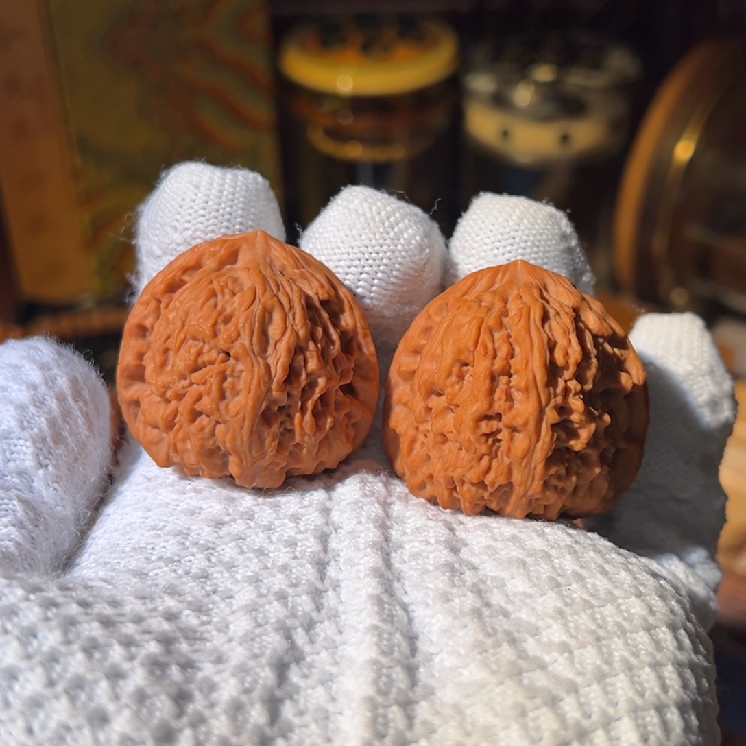 文玩核桃把件全品橘红皮南疆石38