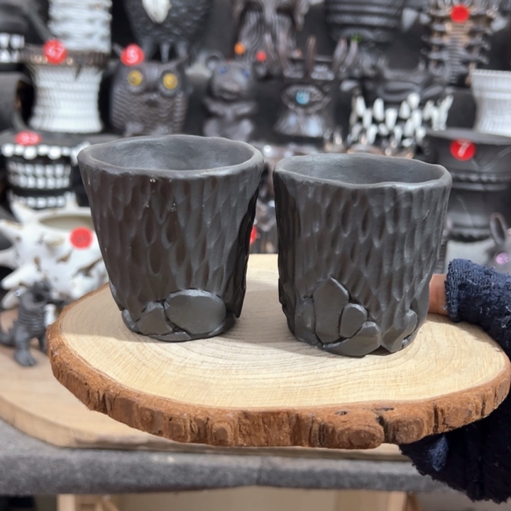 紫砂花盆手捏2个，口6.5高7.5左右