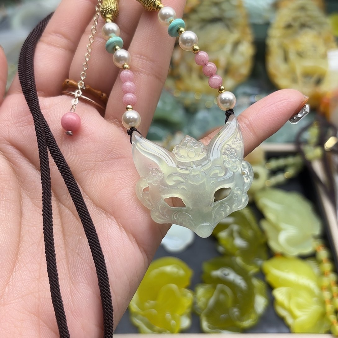 勋***悦蛇纹石玉未镶嵌颈饰