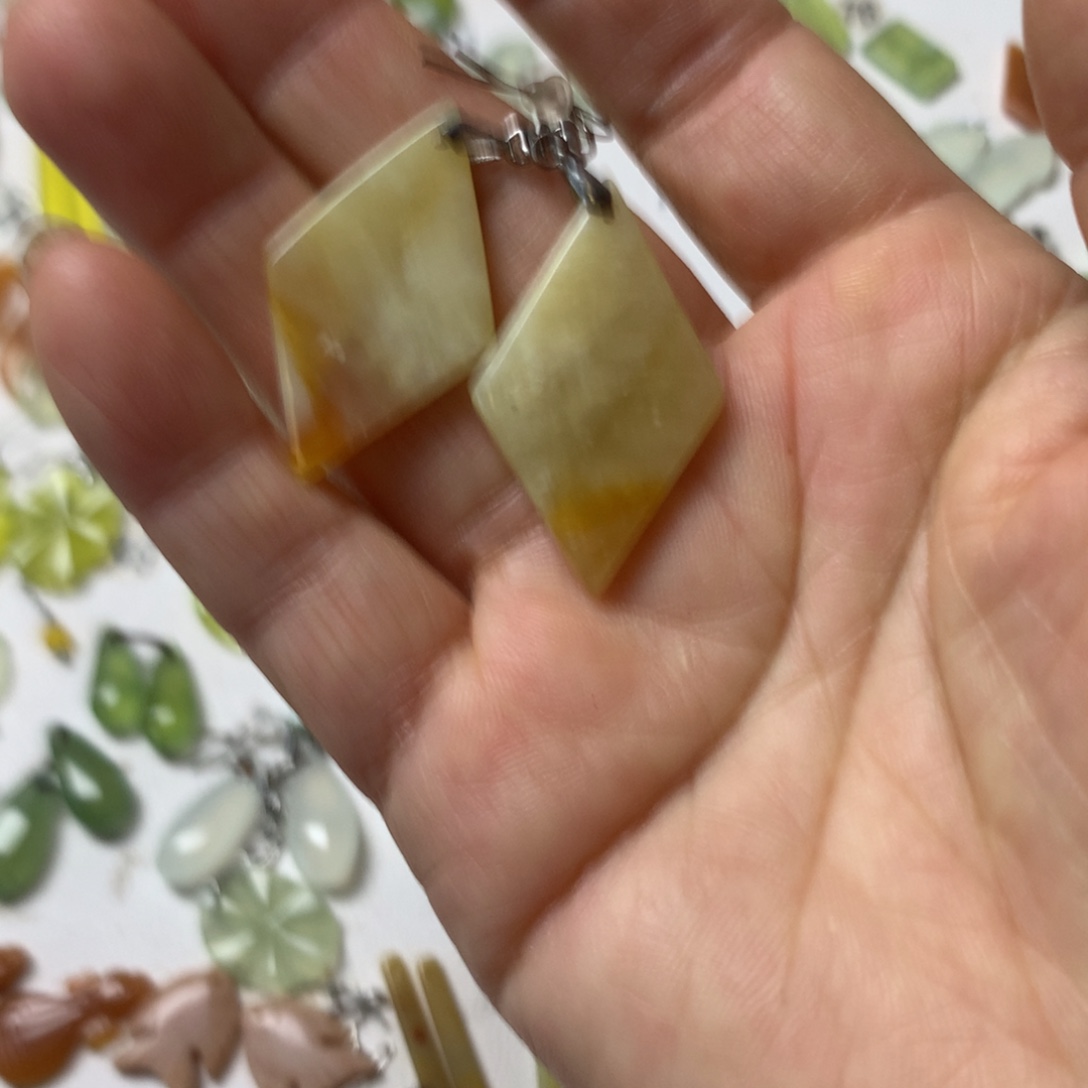 稳***福蛇纹石玉未镶嵌耳坠