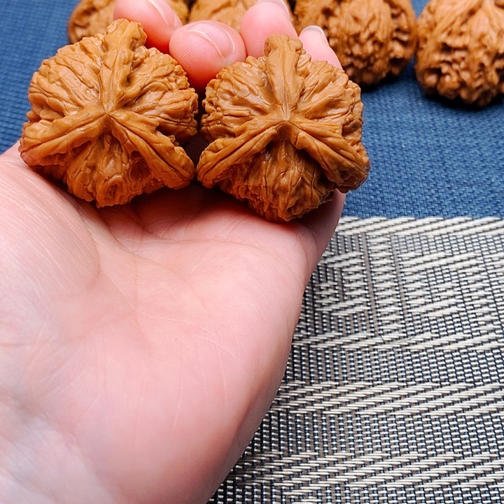 爱***得文玩核桃吊坠三棱