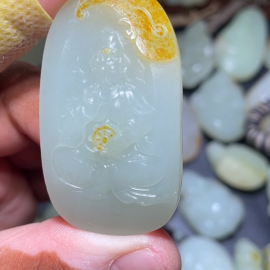 和田玉挂件未镶嵌“****?