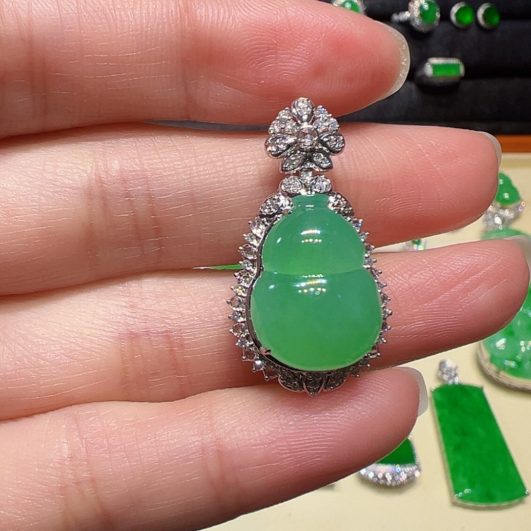 翡翠颈饰18K金镶嵌吊坠