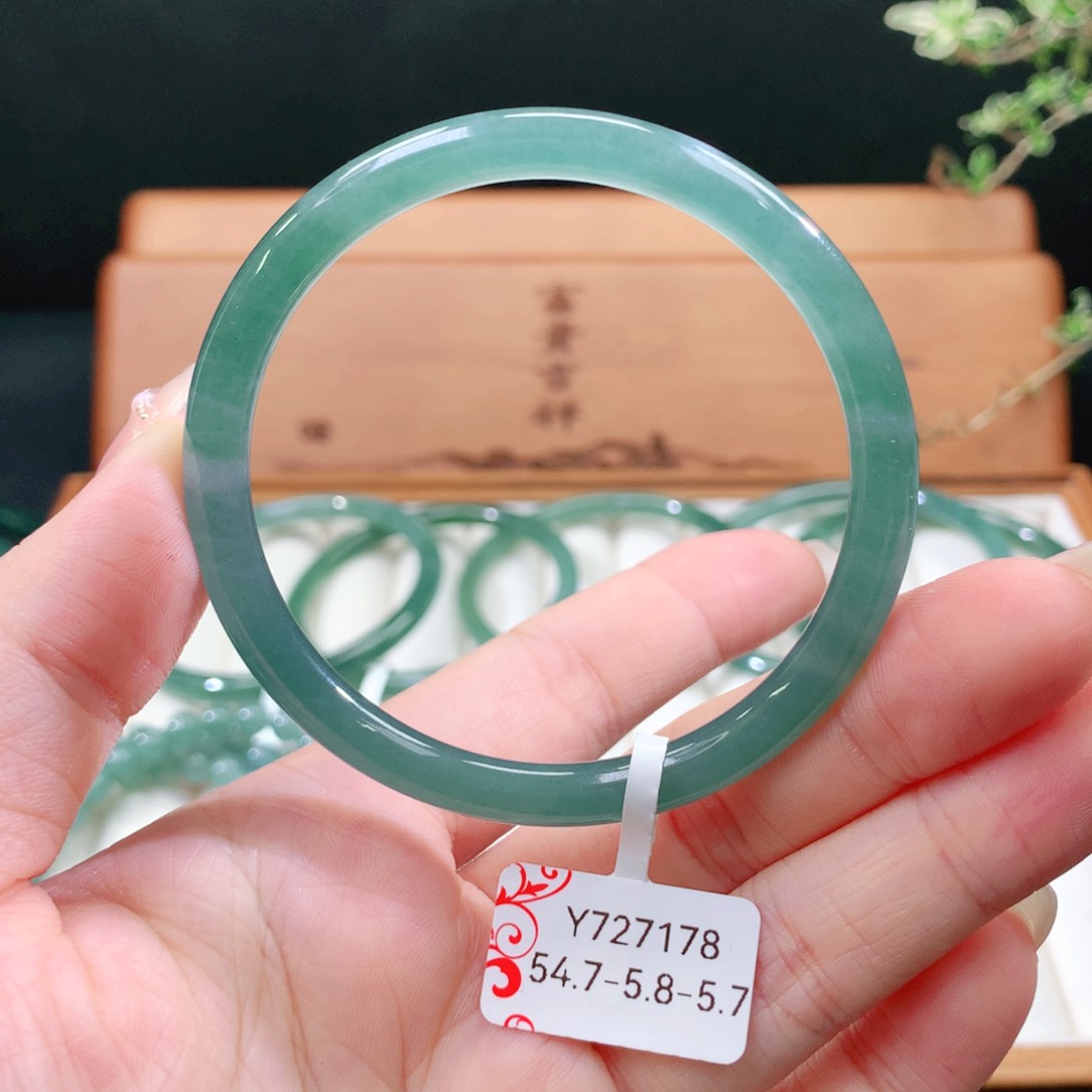 翡翠手镯未镶嵌天然