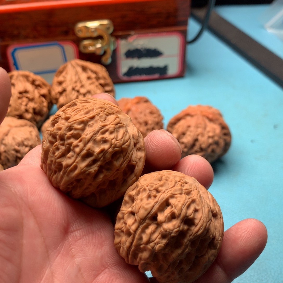 文玩核桃吊坠血麒麟