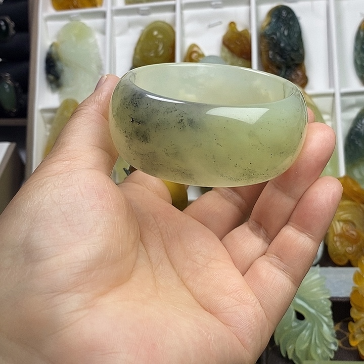 蛇纹石玉未镶嵌手镯