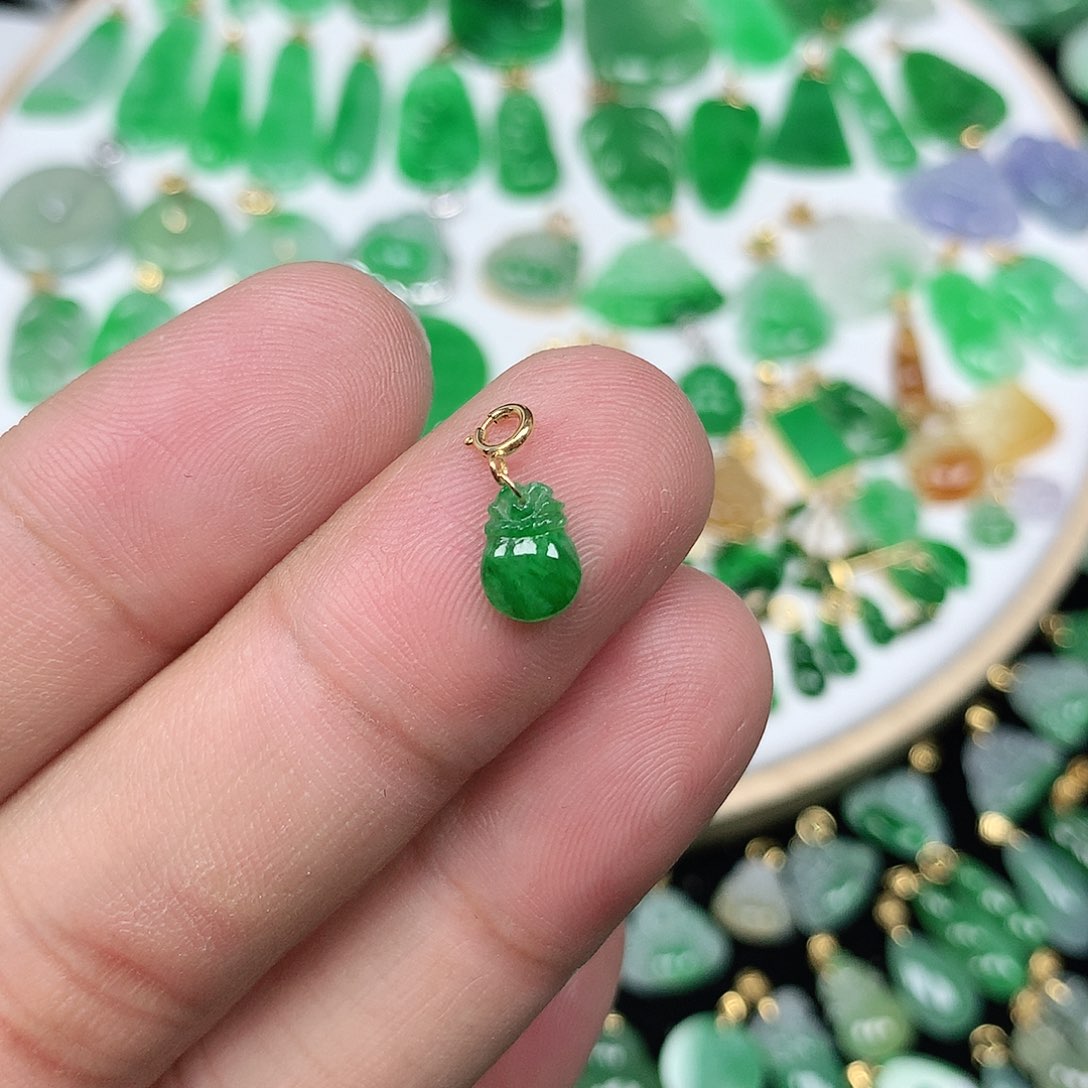 翡翠配石18K金扣头 精美缅料飘绿小福袋 钱袋